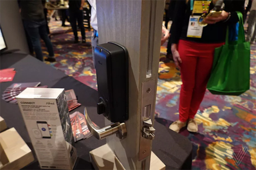 新智能鎖亮相CES 可以遠(yuǎn)程充電不需要更換電池