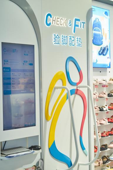 孩子成長過程中，一雙兒童健康鞋利于足部健康