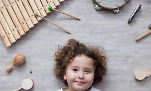 打擊樂(lè)器好處多，家長(zhǎng)快讓孩子學(xué)起來(lái)，音樂(lè)感提升顯著