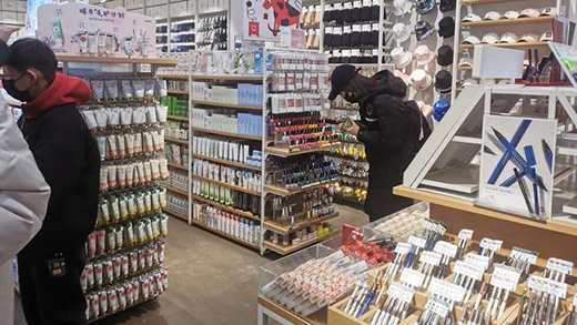 價格低品質(zhì)佳 國貨口紅受年輕人熱捧