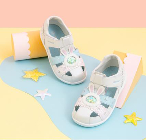 夏季氣溫高，一雙兒童涼鞋釋放夏季暑熱