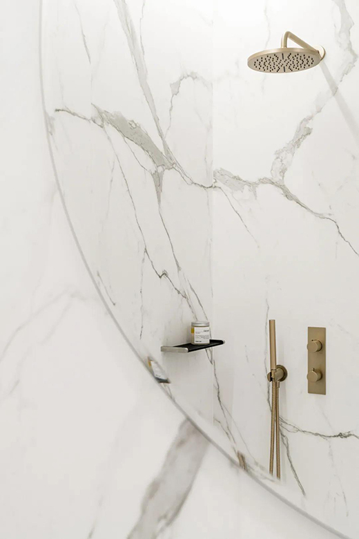 簡(jiǎn)約風(fēng)的兩室一廳，臥室用木飾面做背景太有范了!