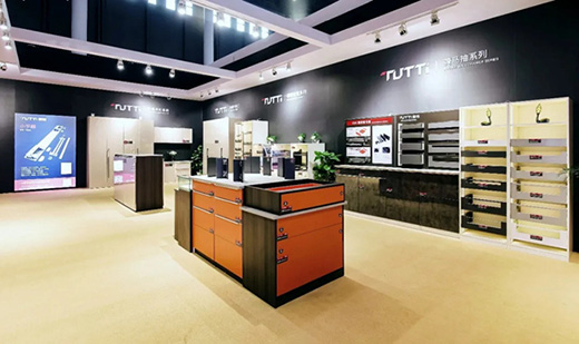 �D����𣺳ɶ����ƼҾ�չ�]Ļ������or�z��?